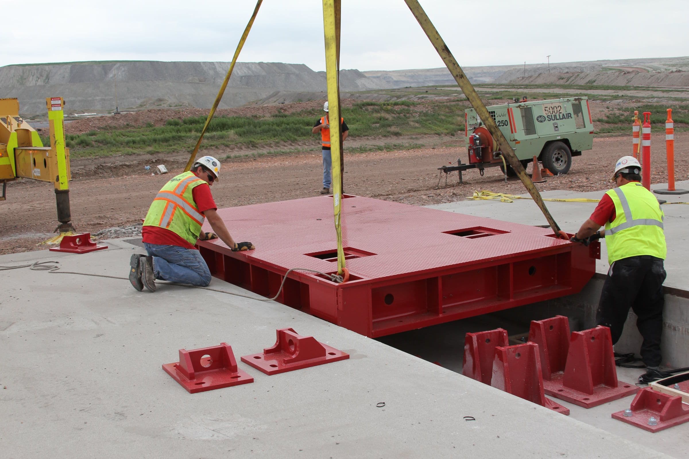 Image of a Walz AXM-P 1000t ultra-heavy-duty permanent mining scale being installed.